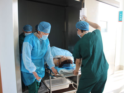 患者李燕被推出手术室